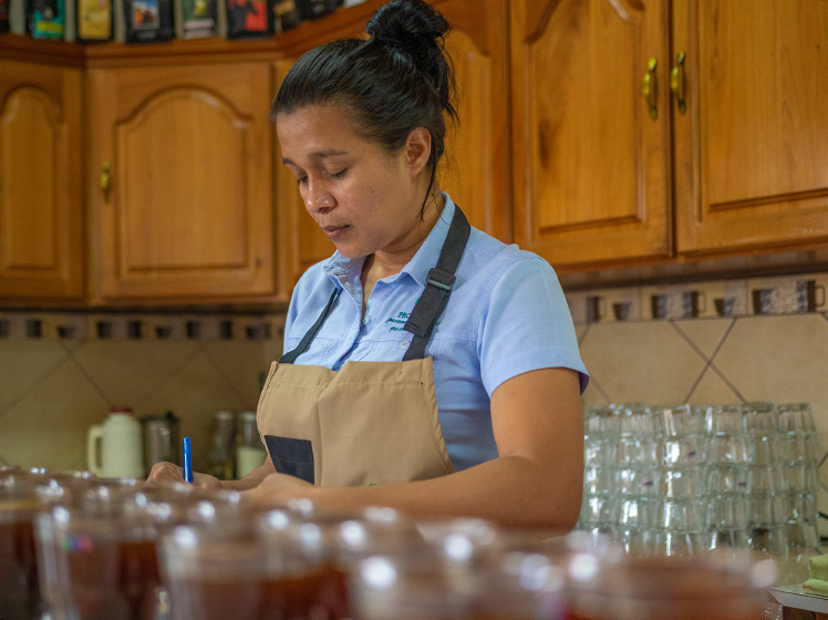 Catador evaluando muestras de café en laboratorio
