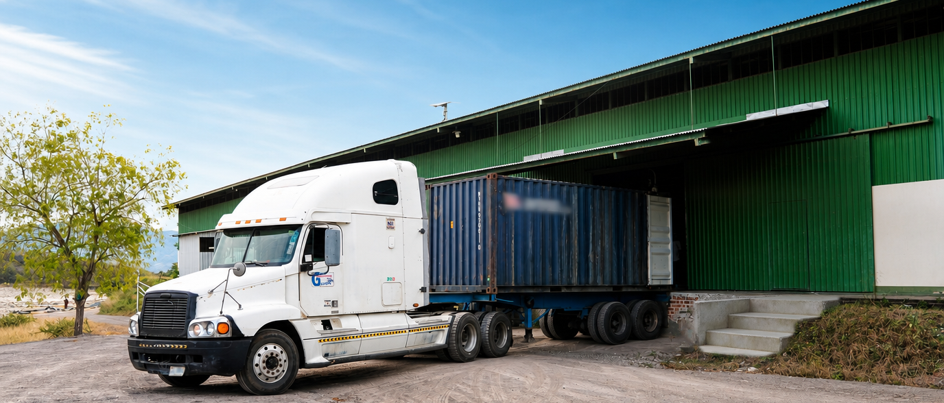 Cargando contenedores de exportación en la planta industrial