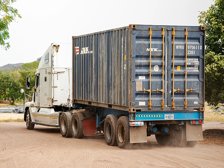 Contenedor de exportación siendo cargado